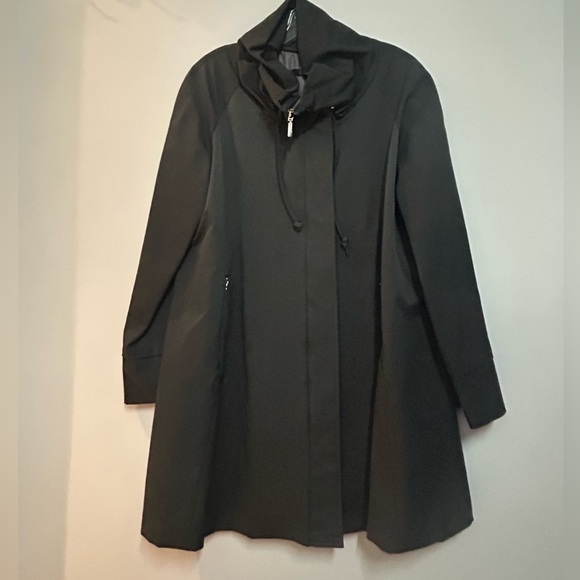 Woman’s Inoerial pleated Rain Coat - Picture 1 of 8